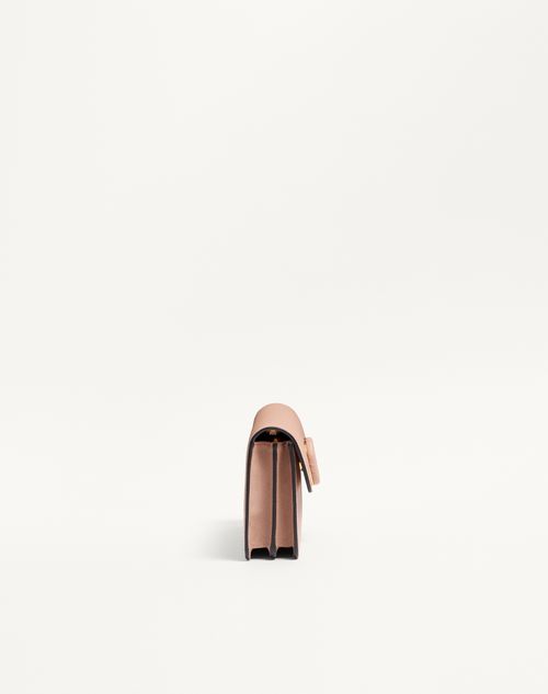 Valentino Garavani - Vlogo Signature Grainy Calfskin Wallet With Chain - Rose Cannelle - Woman - Clutches